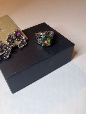 Source Unknown Silver-Tone Ring with Green and Purple Mystic Stone